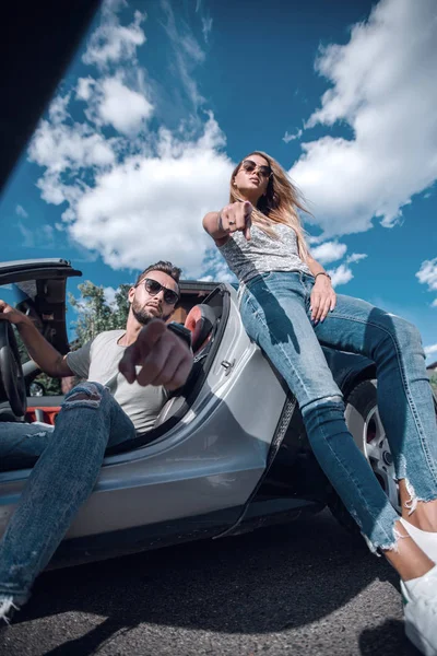 Modernes junges Paar steht neben dem Auto. — Stockfoto