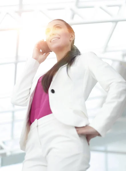 Senhora de negócios elegante falando ao telefone — Fotografia de Stock