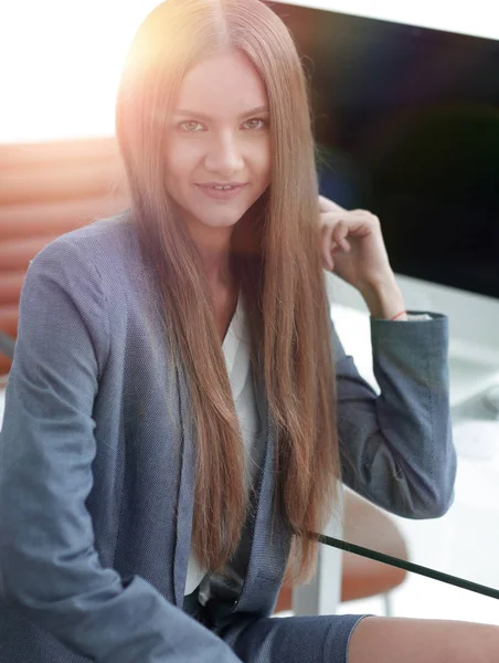 Female office employee sitting at a Desk — Stock Photo, Image