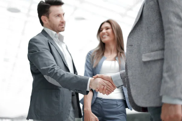 Geschäftsleute begrüßen sich mit Handschlag — Stockfoto