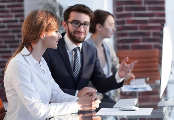 Handshake Manager e il cliente in ufficio. — Foto Stock