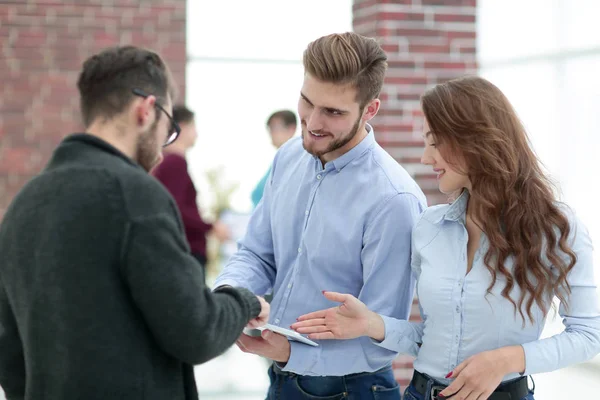 Equipo de negocios con tablet en oficina . — Foto de Stock