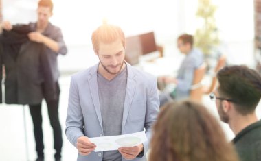 ofiste çalışan tasarımcıların başarılı takım.