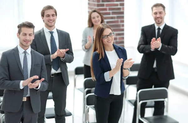 Kreativa team applåderar högtalaren — Stockfoto