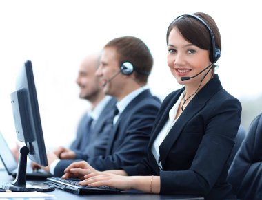 Kadın müşteri hizmetleri temsilcisi ile bir çağrı merkezi, çalışma kulaklık