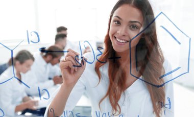 gülümseyen kadın Yardımcısı tahtada bir giriş yapar.