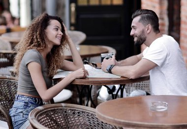 Cafe kahve zevk içinde oturan güzel sevgi dolu Çift