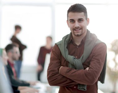 office arka plan üzerinde yaratıcı iş adamı