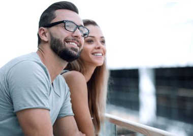 up.Couple modern bir otel sundurma içinde ayakta aşık kapatın