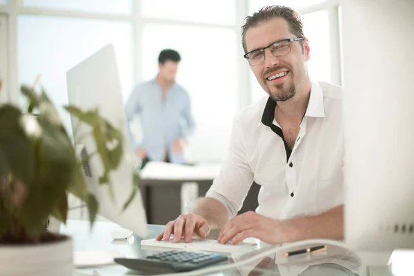 Portrait d'un homme d'affaires sur fond de bureau flou — Photo