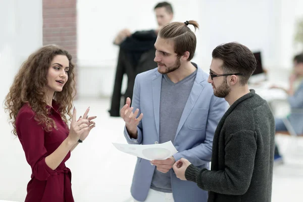 Grupo de colegas que debaten nuevas propuestas — Foto de Stock