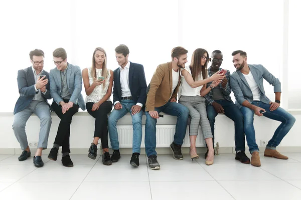 Grupo de jóvenes se comunican en la sala de espera . — Foto de Stock