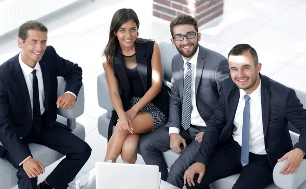 Retrato del exitoso equipo de negocios sentado en el vestíbulo de la oficina — Foto de Stock