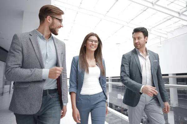 Groep van managers praten in het zakelijke centrum — Stockfoto