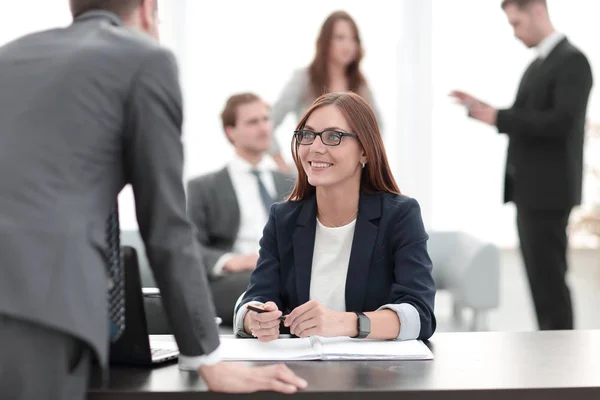 Jovem empresário explicando algo — Fotografia de Stock