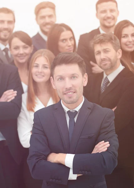 Líder de pie frente a un gran equipo de negocios —  Fotos de Stock