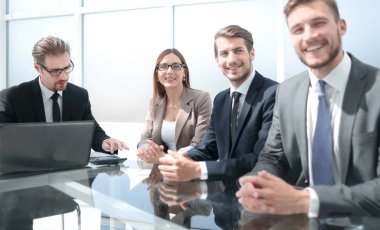 Takım lideri açıklamak ve ekibi ile tartışıyor.