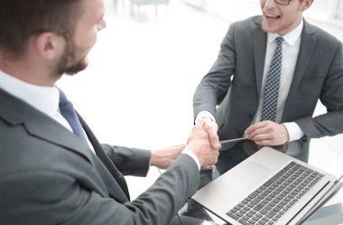 up.Handshake Yöneticisi ve müşteri banka ofiste kapatın