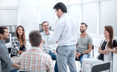 iş adamı, iş takım, şirketin yeni stratejisinin açıklar