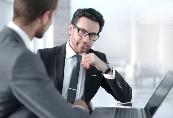 Dois empresários discutindo informações de um laptop . — Fotografia de Stock