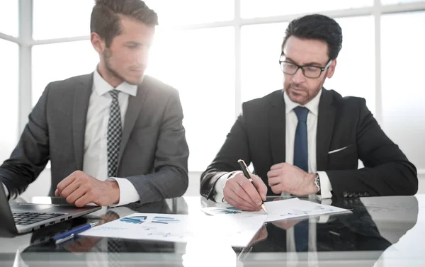 Two businessmen discuss financial documents — Stock Photo, Image