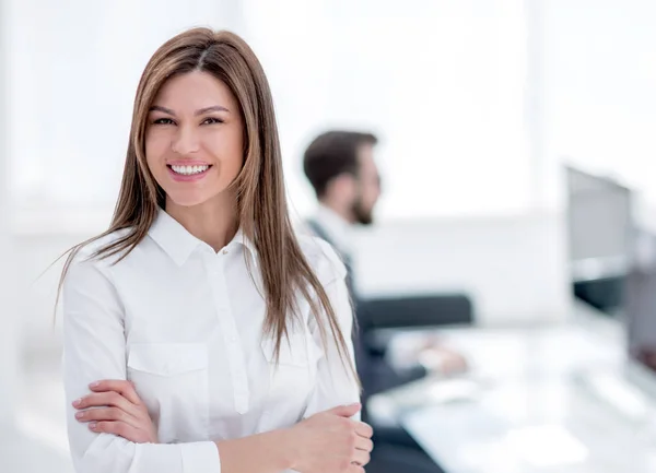 Lächelnde Geschäftsfrau auf dem Hintergrund des Arbeitsplatzes. — Stockfoto