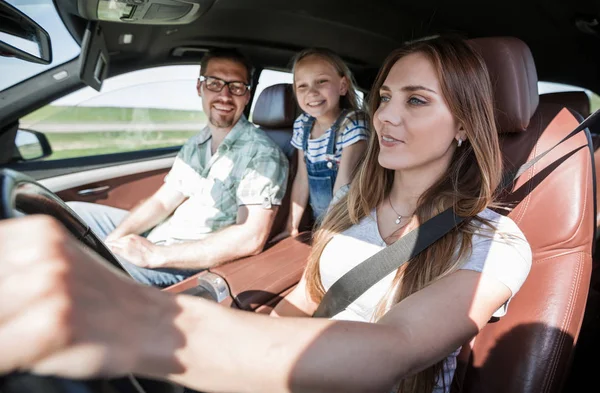 Mamma guida un'auto di famiglia — Foto Stock