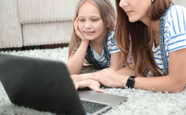 Мать и дочь используют ноутбук в своем доме — стоковое фото