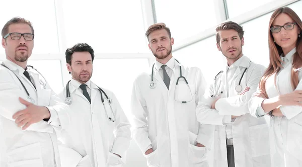 Retrato de um grupo de médicos do centro médico — Fotografia de Stock