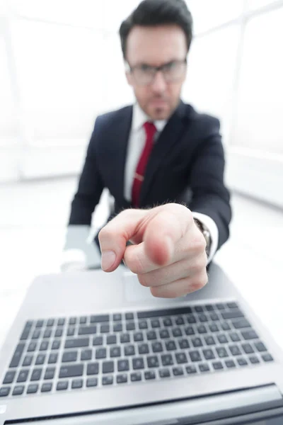 Close up.image de um empresário confiante apontando para você . — Fotografia de Stock