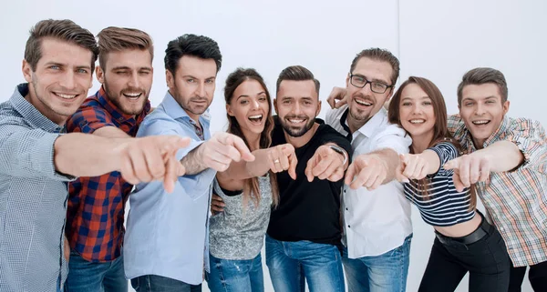 Close up.a grupo criativo de jovens apontando para você — Fotografia de Stock