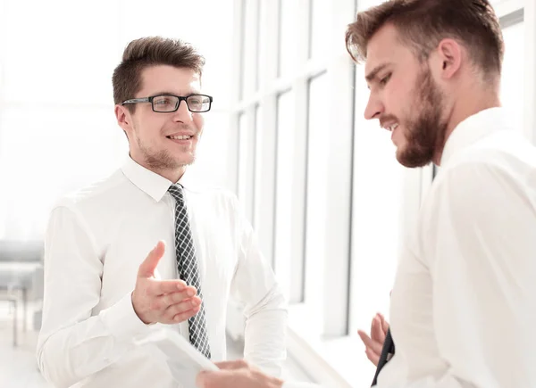 Geschäftskollegen reden im neuen Büro im Stehen — Stockfoto