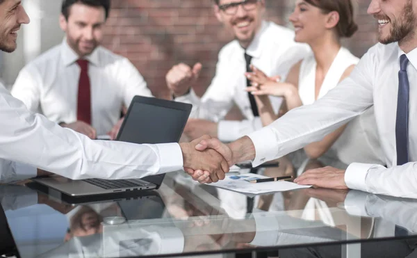 ビジネス人の会議で机での握手 — ストック写真