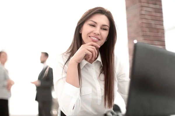 Close up. smiling business woman at workplace in office — стоковое фото