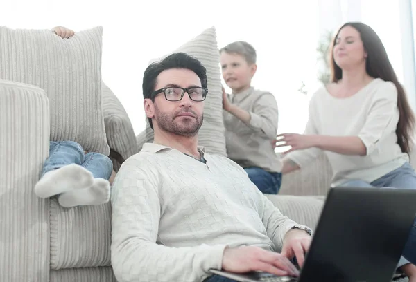 Familia moderna en la sala de estar por la noche . — Foto de Stock