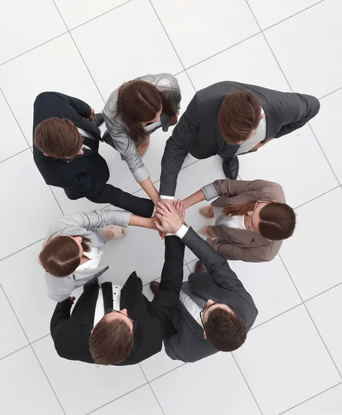 Topo view.professional equipe de negócios com as mãos dobradas em conjunto — Fotografia de Stock