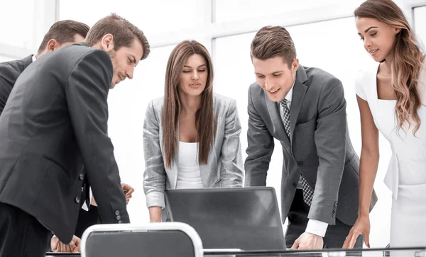 Equipe de negócios olhando para a tela do laptop — Fotografia de Stock