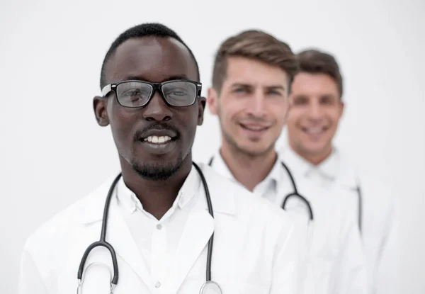 多人種の医師たちが列をなして立ち上がります — ストック写真