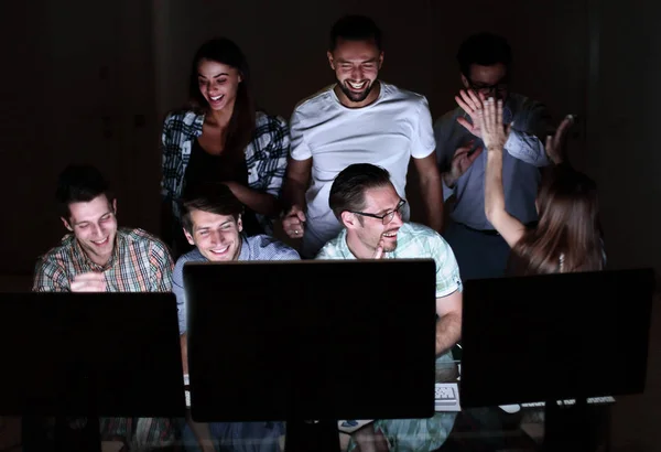 Feliz equipo de negocios se da unos a otros un máximo de cinco — Foto de Stock