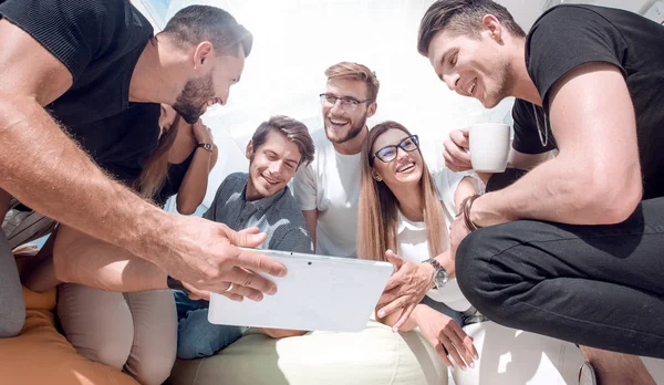 Gruppe lässig gekleideter Geschäftsleute diskutiert Ideen im Büro — Stockfoto