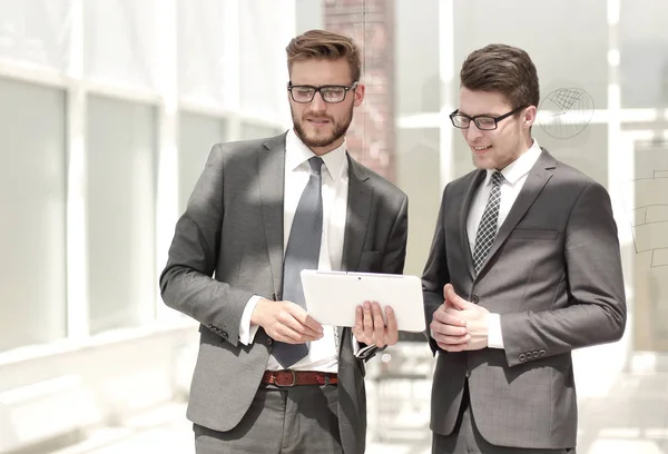 Zwei Mitarbeiter stehen im Büro — Stockfoto