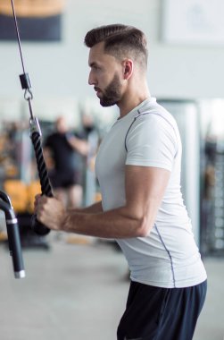 up.attractive adam güç egzersizleri gerçekleştirme kapatın