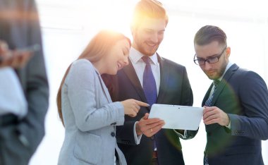 İş adamları araçları kullanma ve çalışırken gülümseyen