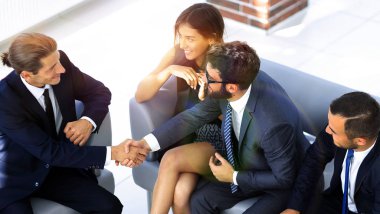 el sıkışma Yöneticisi ve ofis lobisinde otururken istemci.