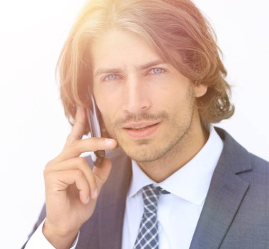 genç adam beyaz zemin üzerinde bir telefon dinleme