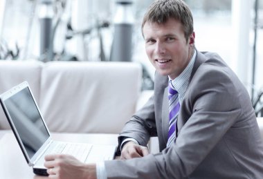 Genç çalışan bilgisayar monitörü gün içinde arıyorum