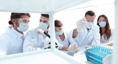 Kimyasal laboratuvar çalışması sırasında bilim adamları