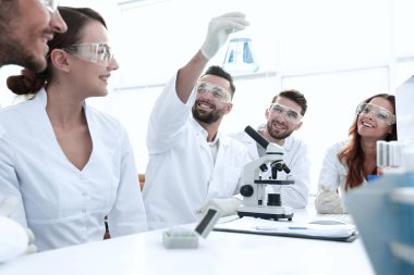 Grup genç işçilerin Biyokimya laboratuarında çalışıyor,
