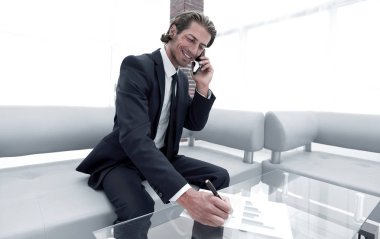 İşadamı ofisinde çalışıyor.