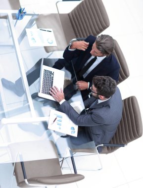 başarılı çalışanlar önemli sorunları tartışıyor